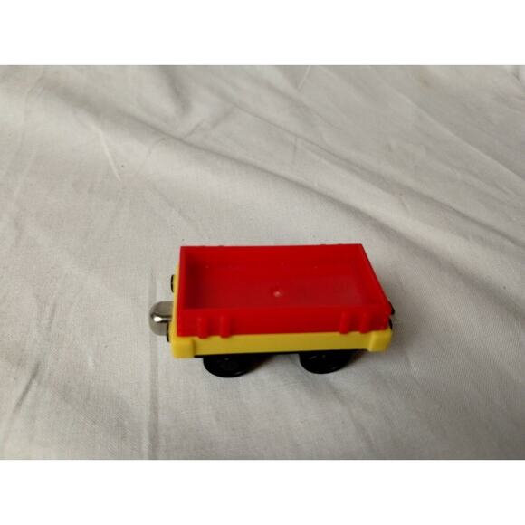 THOMAS & FRIENDS LOW CARGO TRUCK TRAIN CAR Magnetic Gullane Take n Play - 3641A - Picture 2 of 5